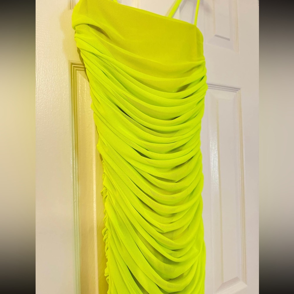 PrettyLittleThing Neon Yellow Ruched Mini Dress - Picture 2 of 4